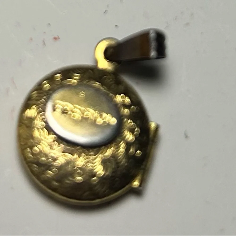 Gold Pendant with Tassel - Picture 6 of 9